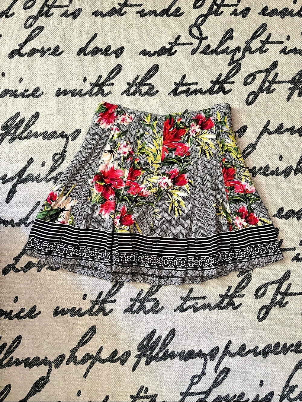 White House Black Market Floral Geometric Mini Skirt Size 10 Like New